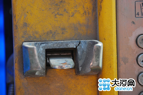 電話(huà)亭影響市容成雞肋 是否拆除引網(wǎng)友熱議